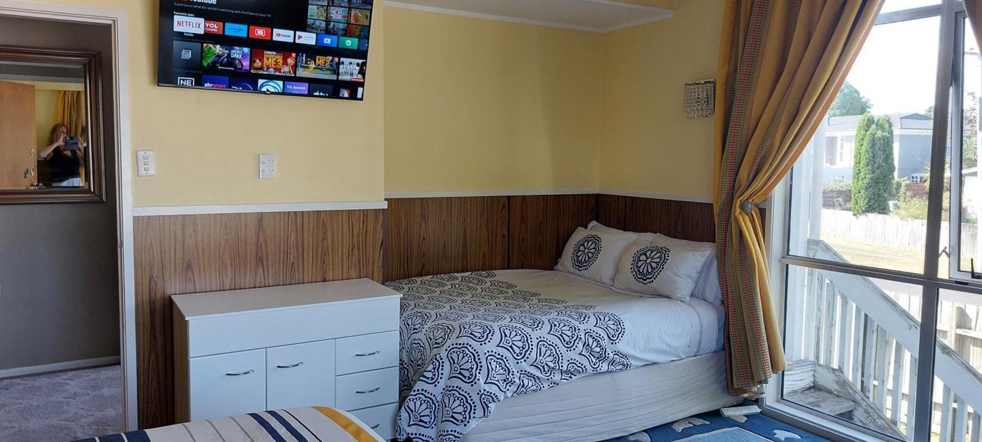 Bed And Breakfast Happy Home Taupo Accommodation Екстериор снимка