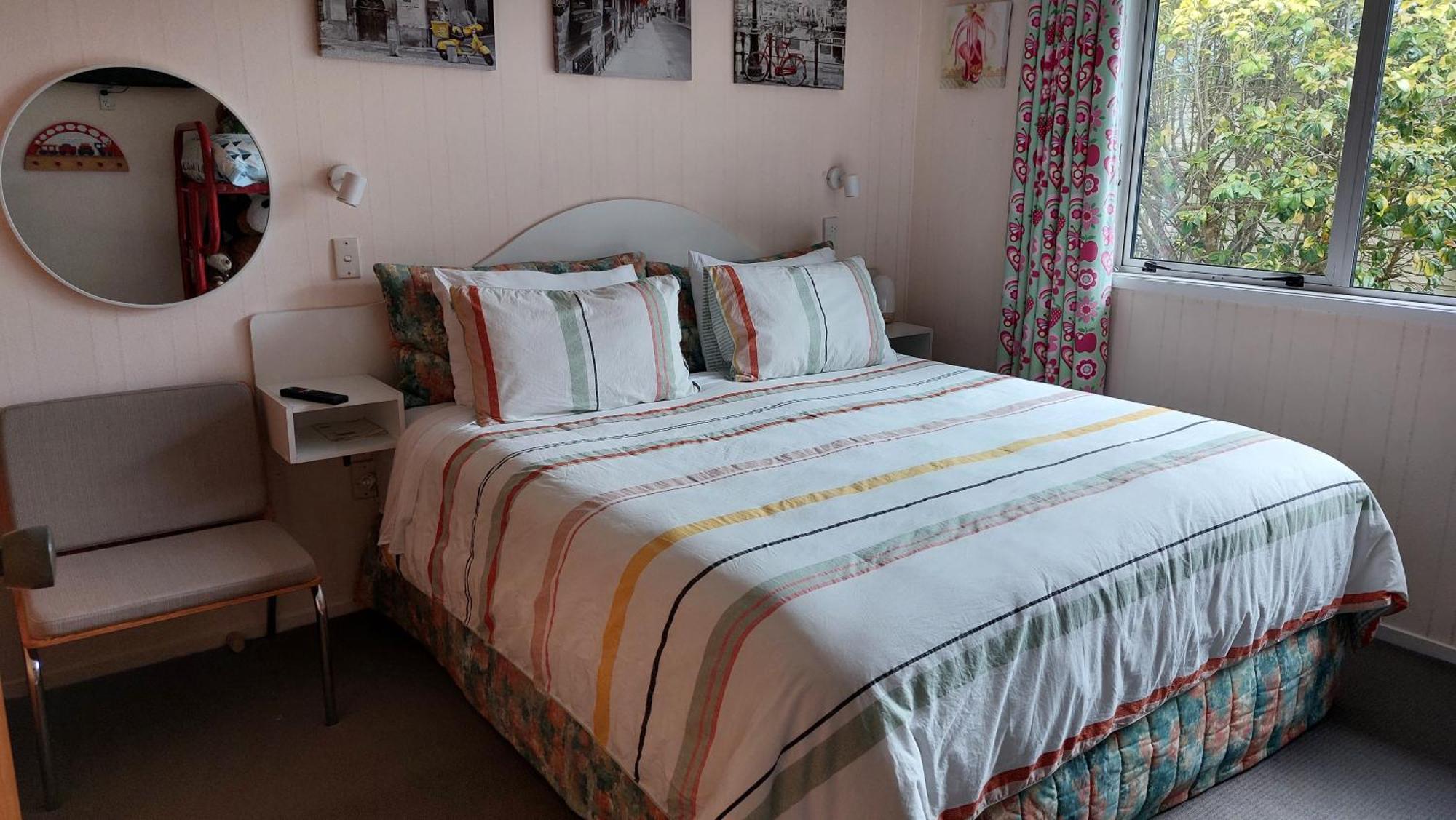 Bed And Breakfast Happy Home Taupo Accommodation Екстериор снимка