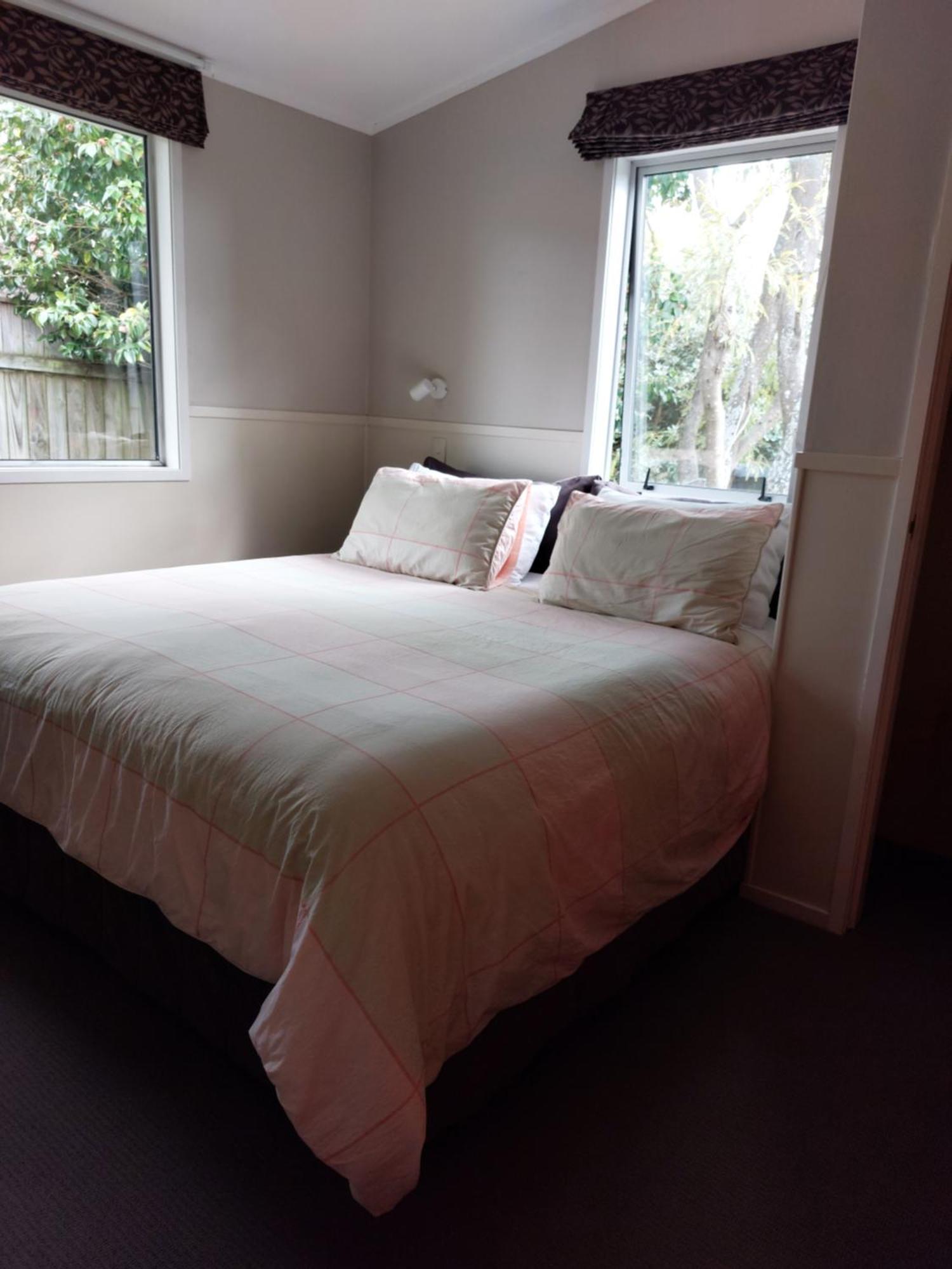 Bed And Breakfast Happy Home Taupo Accommodation Екстериор снимка