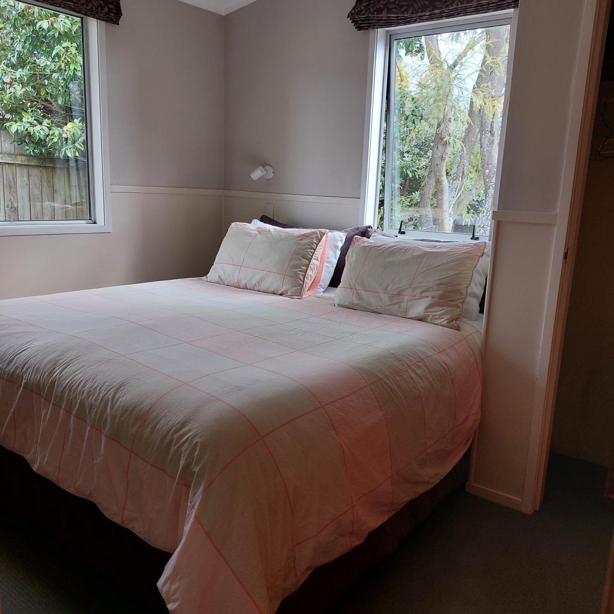 Bed And Breakfast Happy Home Taupo Accommodation Екстериор снимка