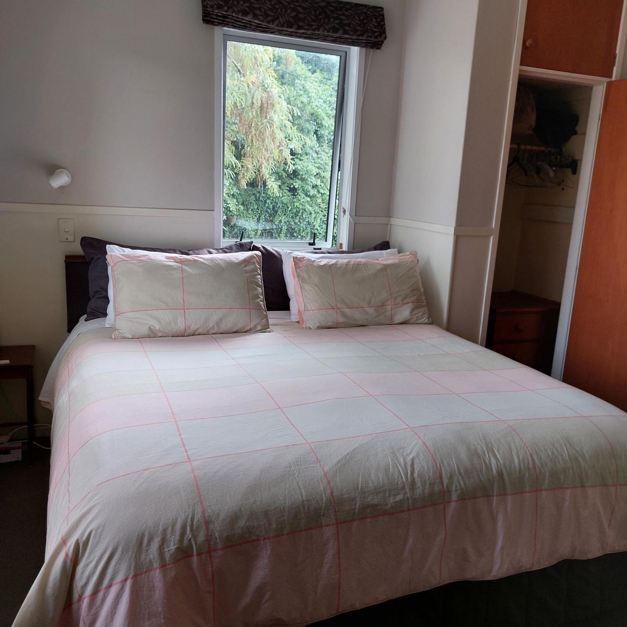 Bed And Breakfast Happy Home Taupo Accommodation Екстериор снимка