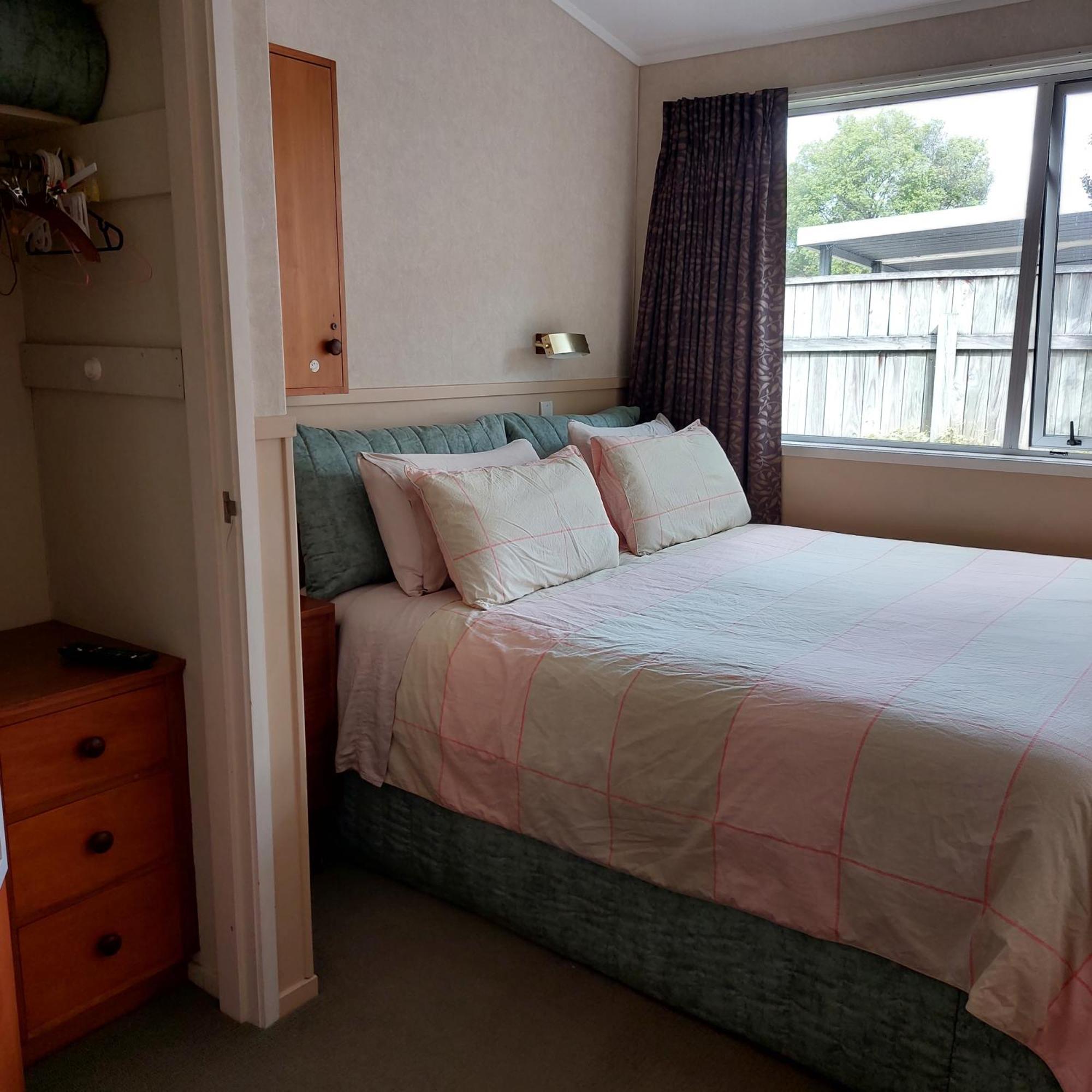 Bed And Breakfast Happy Home Taupo Accommodation Екстериор снимка