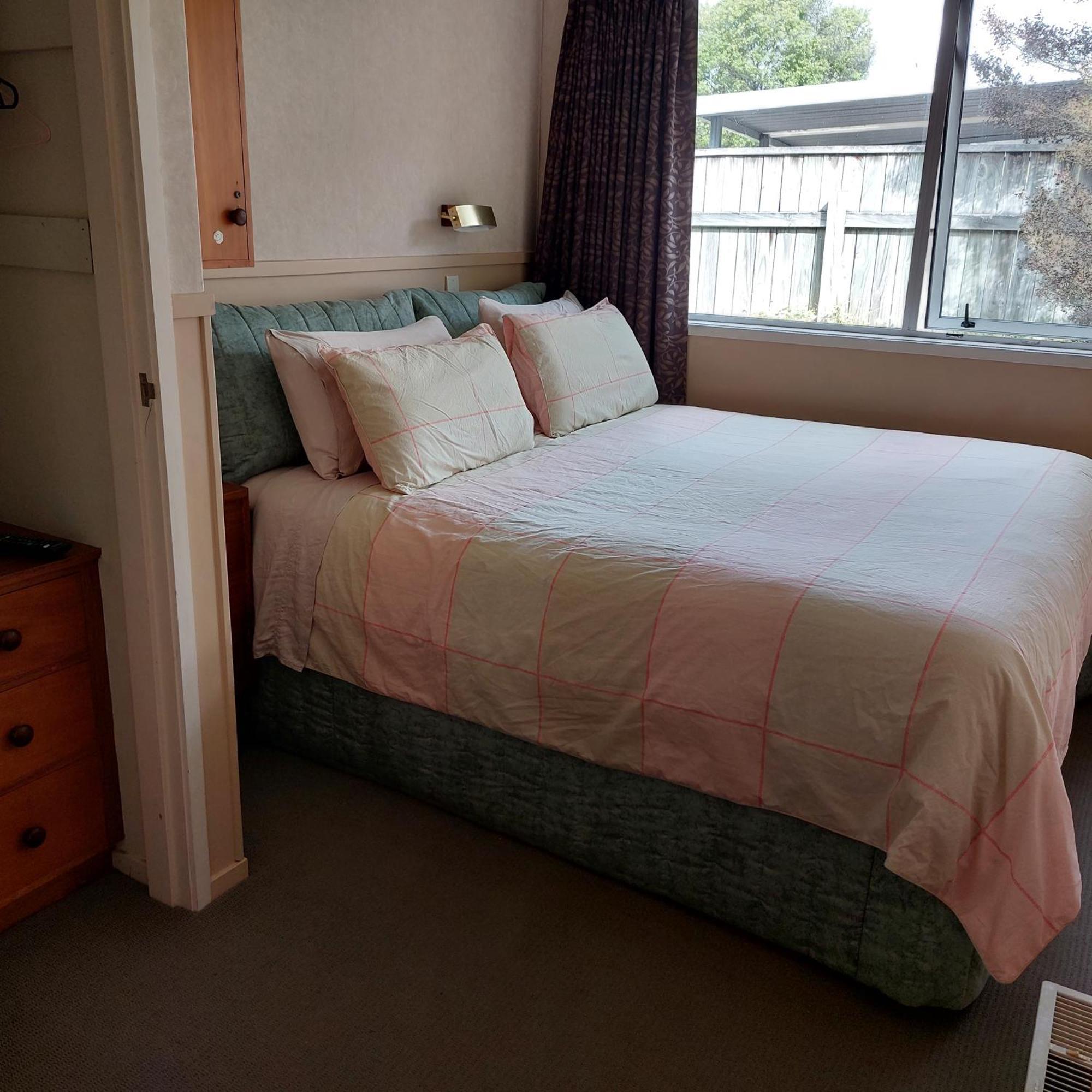 Bed And Breakfast Happy Home Taupo Accommodation Екстериор снимка