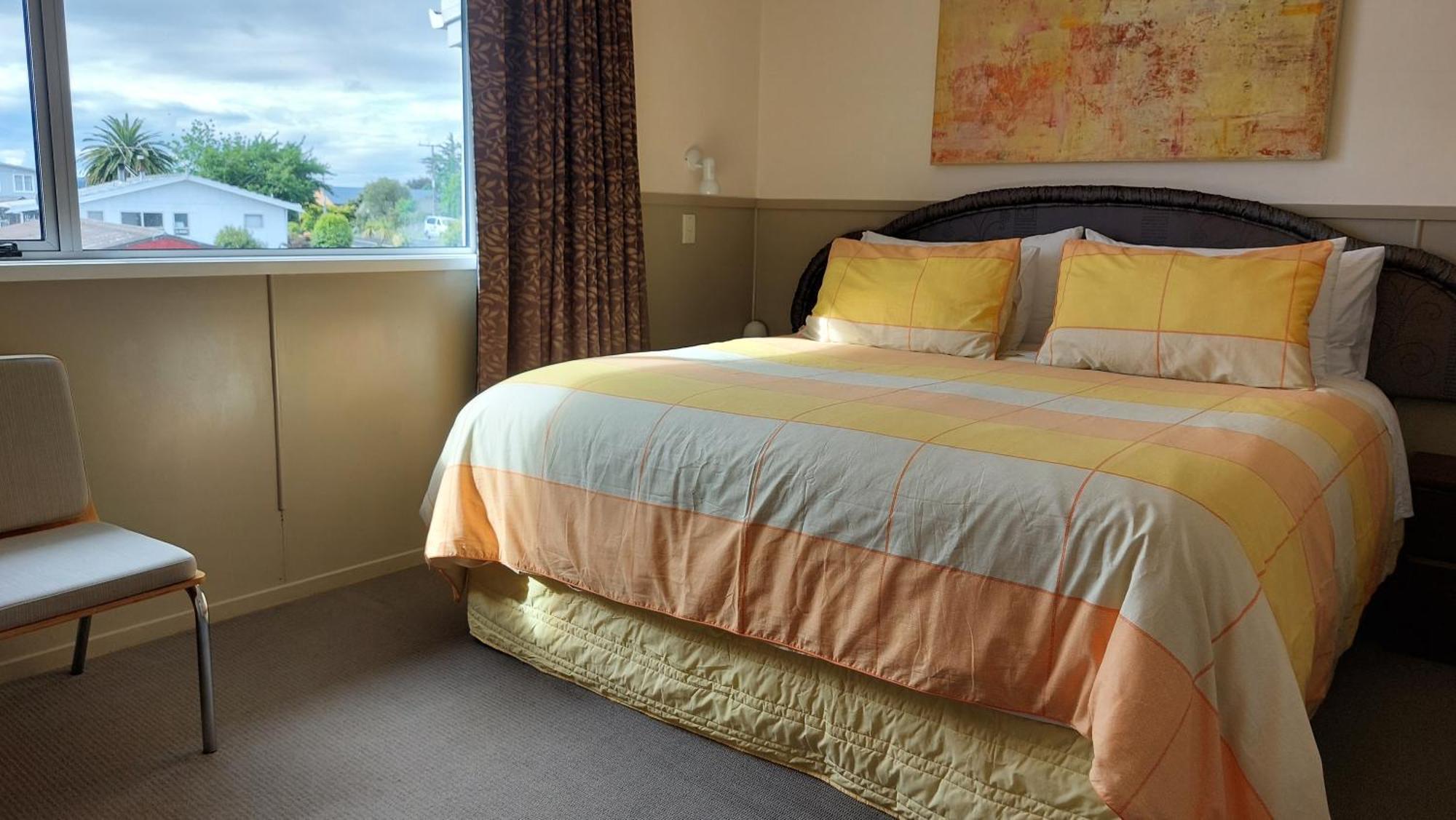 Bed And Breakfast Happy Home Taupo Accommodation Екстериор снимка
