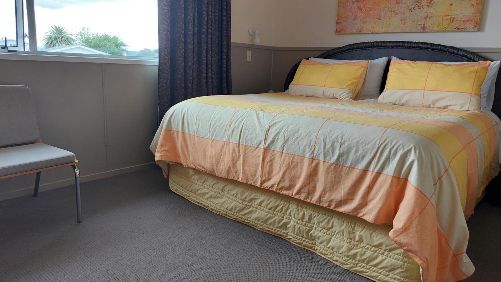 Bed And Breakfast Happy Home Taupo Accommodation Екстериор снимка