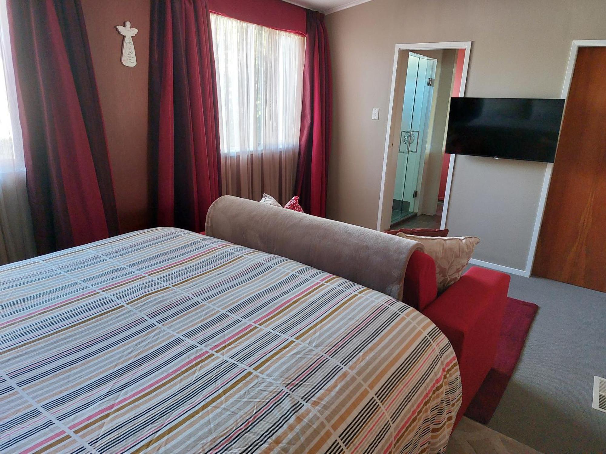 Bed And Breakfast Happy Home Taupo Accommodation Екстериор снимка