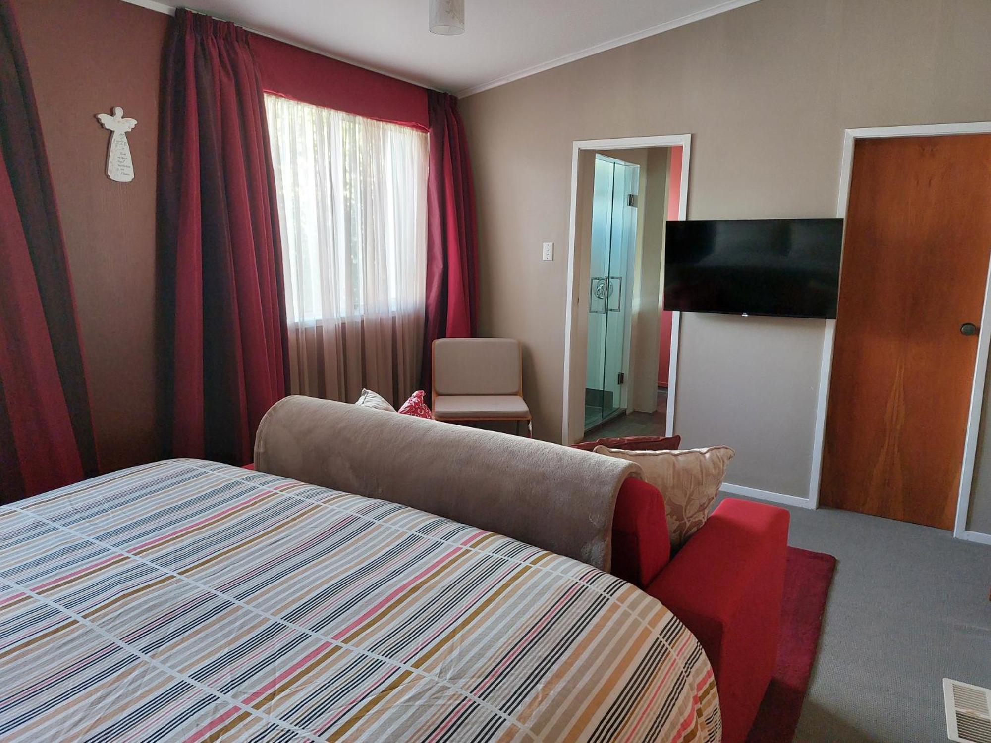 Bed And Breakfast Happy Home Taupo Accommodation Екстериор снимка