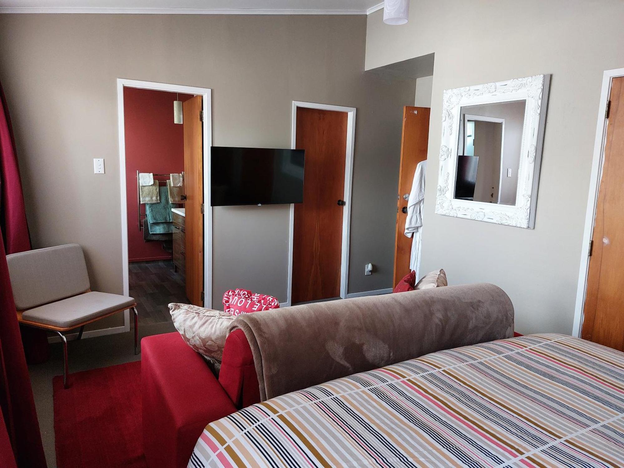 Bed And Breakfast Happy Home Taupo Accommodation Екстериор снимка