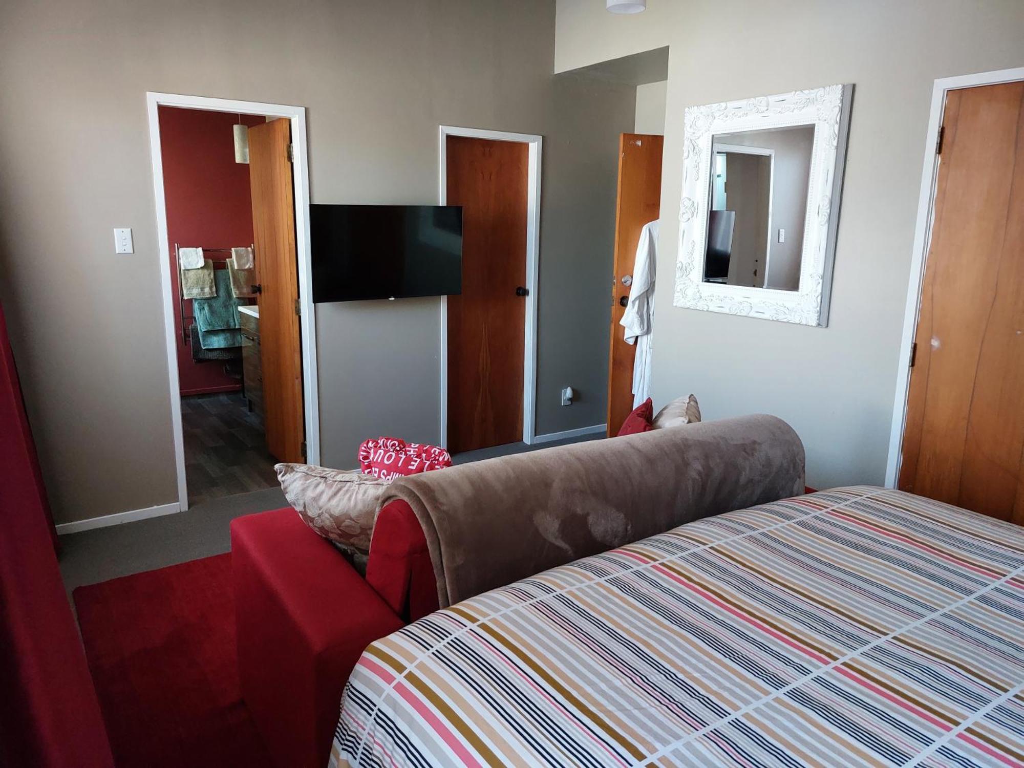 Bed And Breakfast Happy Home Taupo Accommodation Екстериор снимка